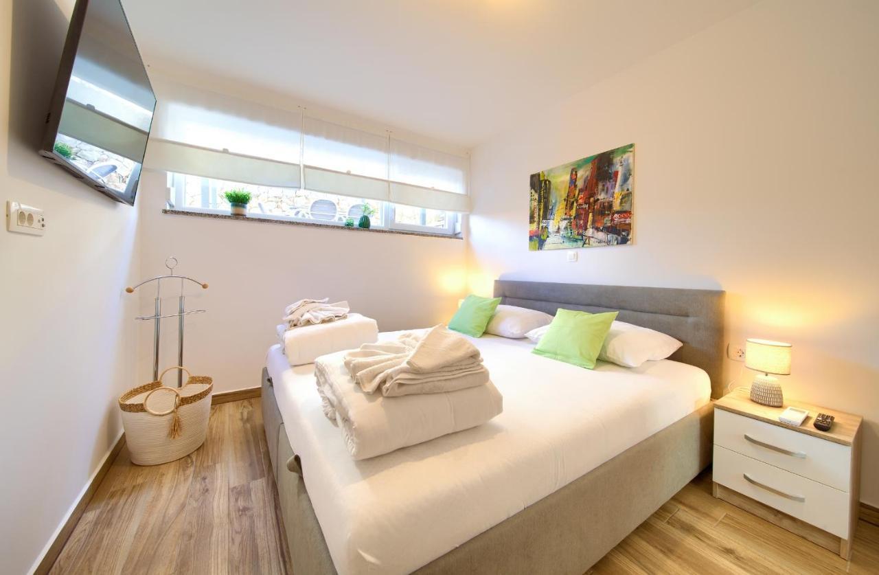Villa Solis Lacus Modern Apartment - Private Heated Pool - Smart Tv Sky X - Free Parking Njivice Dış mekan fotoğraf