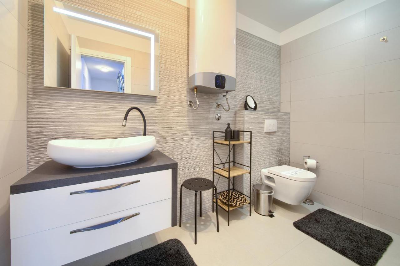 Villa Solis Lacus Modern Apartment - Private Heated Pool - Smart Tv Sky X - Free Parking Njivice Dış mekan fotoğraf