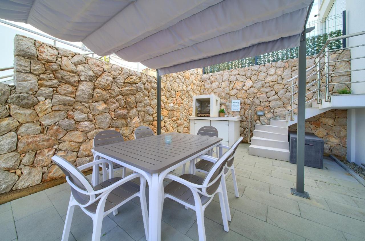 Villa Solis Lacus Modern Apartment - Private Heated Pool - Smart Tv Sky X - Free Parking Njivice Dış mekan fotoğraf